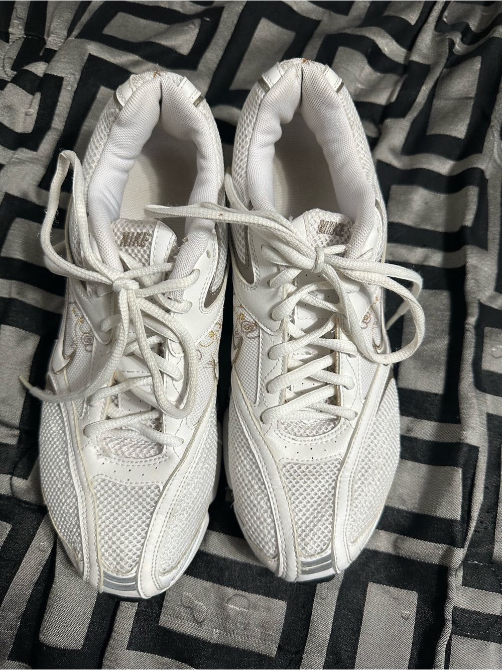 Nike Women’s White Athletic Sneakers with Subtle Metallic Accents